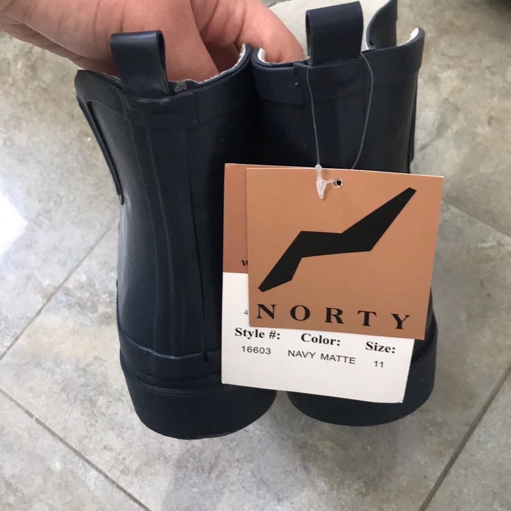 NWT!! Norty Navy Matte low Ankle Rainboots 💙
